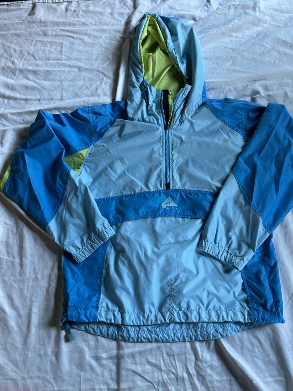 Nike ACG windbreaker MEDIUM